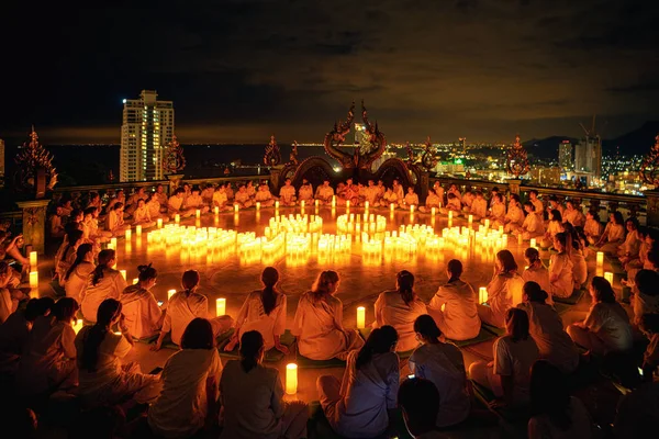 泰国僧侣和佛教祈祷和冥想与佛陀斯塔鲁 — 图库照片