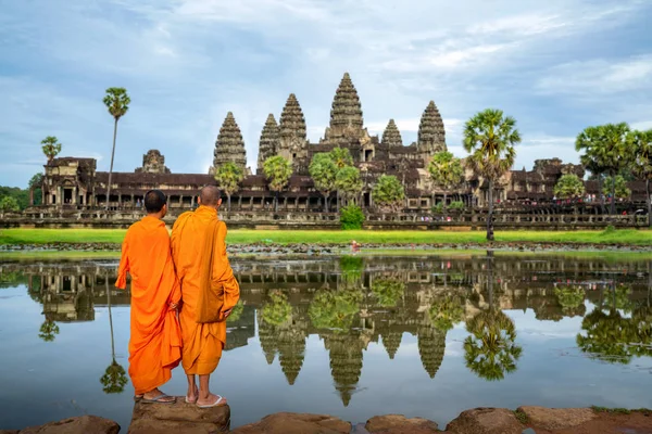 Азиатский монах стоять и смотреть на Ангкор Ват в сием пожинают — стоковое фото