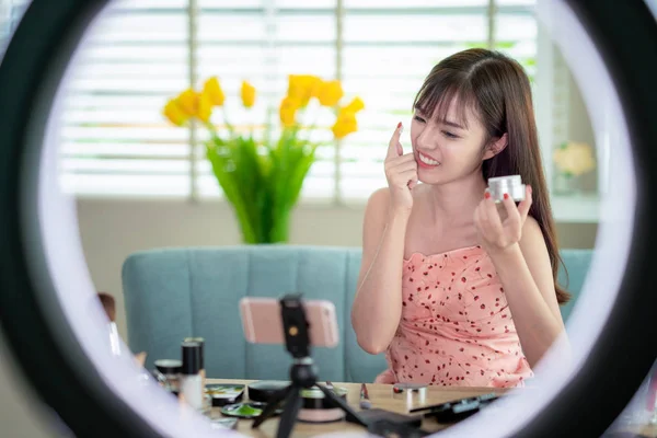 Beautiful asian professional young female make up artist testing — Stock Photo, Image