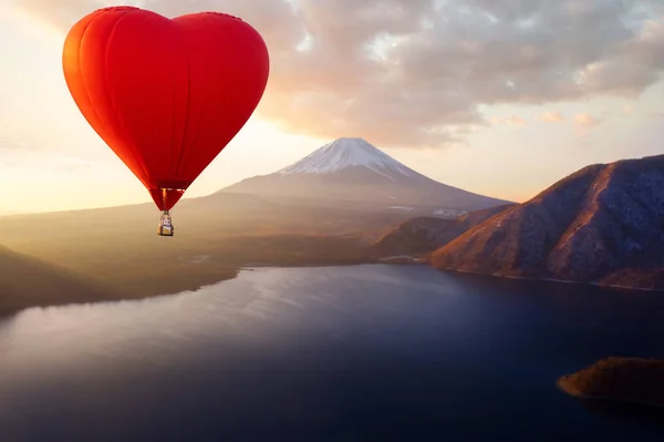Sıcak hava sabah saatlerinde Fuji dağının üzerinden uçar. — Stok fotoğraf