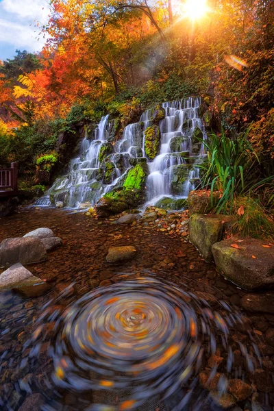 Cachoeira invisível e parque entre caminhar até o topo N torre de seul — Fotografia de Stock