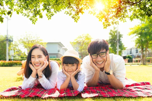 Asiatisk Familj Picknick Parken Park Byn — Stockfoto