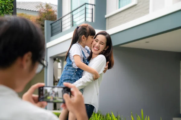 Mooie familieportret glimlachend buiten hun nieuwe huis — Stockfoto