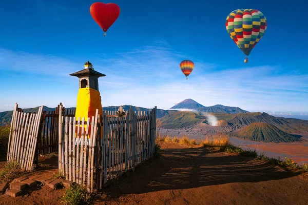 熱気球とブロモ火山の景観 — ストック写真