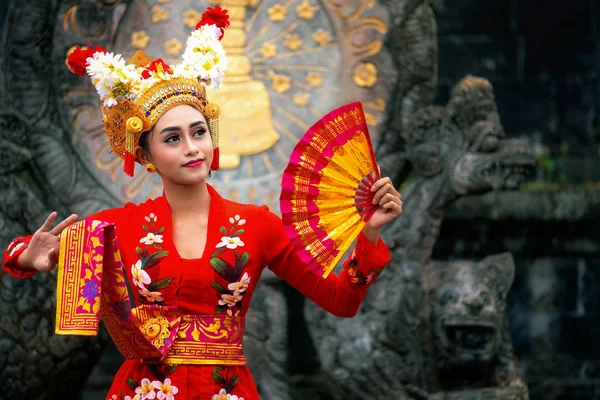 Menina balinesa realizando vestido tradicional — Fotografia de Stock