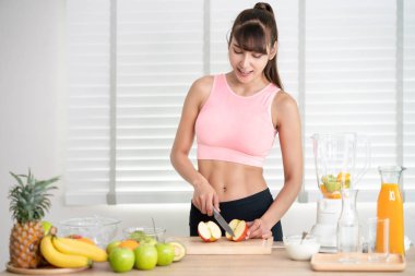 Asyalı kız meyve suyu yapmak için malzeme hazırla.