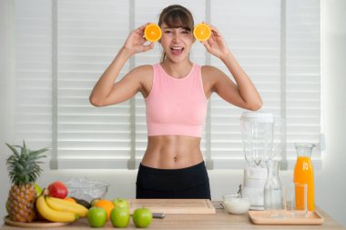 Asyalı kız bir sürü meyveden içecek yapar.