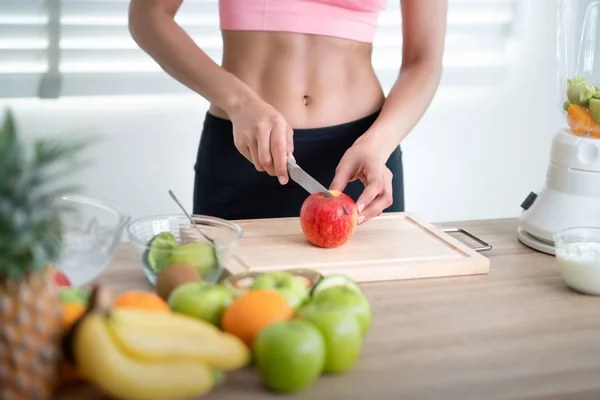 Asiático chica preparar material para hacer un smoothie jugo — Foto de Stock