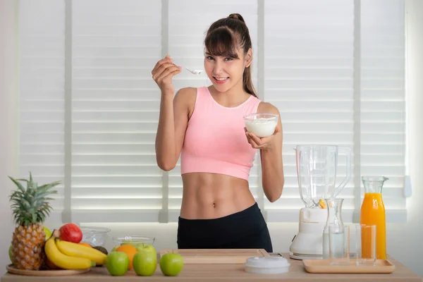 Menina asiática preparar material para fazer um suco de smoothie — Fotografia de Stock