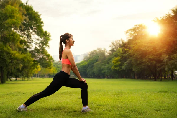 Aziatisch meisje warm up voordat beginnen te lopen in de deur park, dit ik — Stockfoto