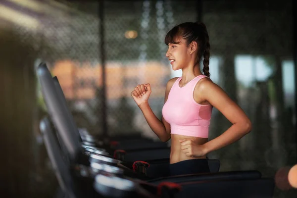 Asiatique fille runing dans courir équipement dans fitness gym — Photo