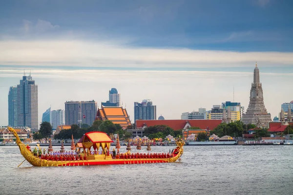 Traitional royal thai boat in river in Bangkok city with Wat aru — Stock Photo, Image