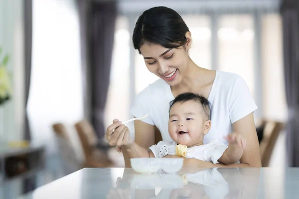 Asiatico madre feed zuppa a suo bambino — Foto Stock