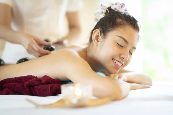 Asiática chica dormir y relajarse con roca caliente spa en tailandia resor — Foto de Stock