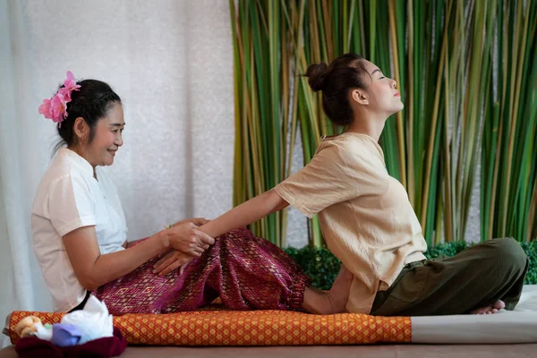 Massaggio tailandese e spa per la guarigione e il relax — Foto Stock