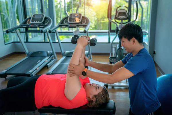 Asiatique graisse fille travailler et haltérophilie avec son entraîneur — Photo