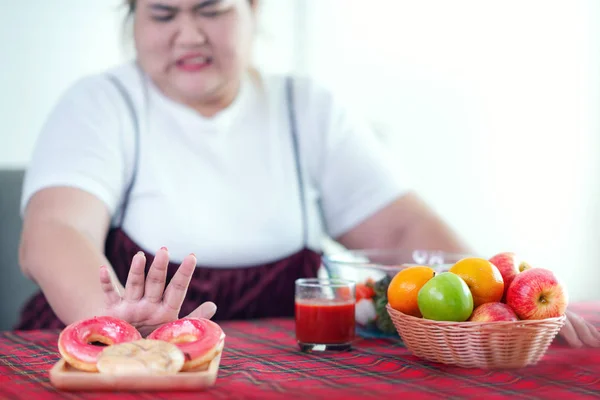 Asiático gorda chica parada a comer un grasa alimentos y basura comida para su sanar —  Fotos de Stock