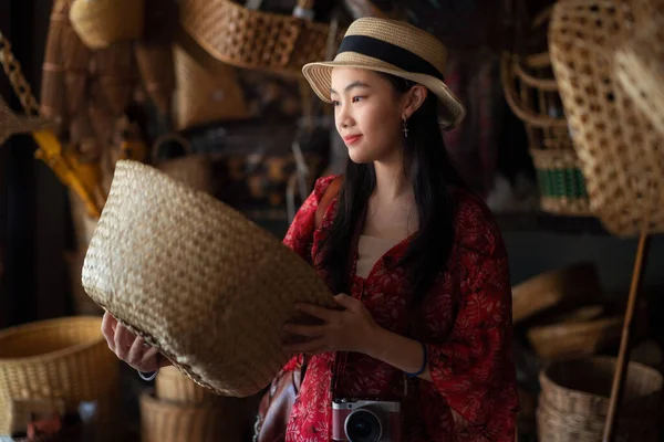 Menina Asiática Viagens Compras Loja Cestaria Tradicional Tailândia Mercado Antigo — Fotografia de Stock