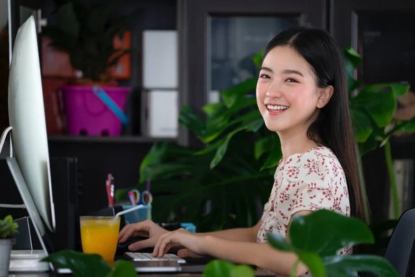 Chica Asiática Que Trabaja Casa Por Ordenador Internet Esta Imagen — Foto de Stock