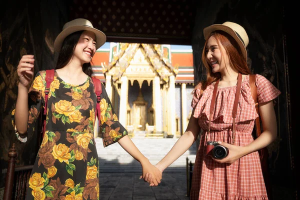 Zwei Asiatische Freundinnen Auf Reisen Und Überprüfen Die Lage Anhand — Stockfoto