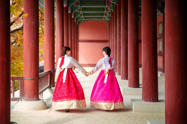 Asiatico Ragazza Passeggiata Autunno Lascia Parco Vecchio Palazzo Nella Città — Foto Stock