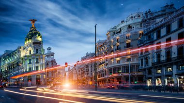 Madrid, İspanya şehir manzarası Calle de Alcala ve Gran Via 'da gece ve trafik ışığı, Madrid