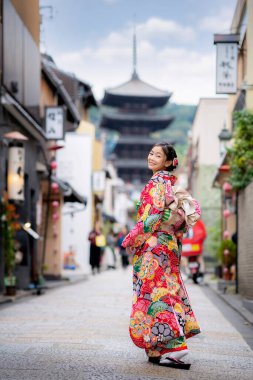 Yasaka Pagoda 'da geleneksel Japon kimonosu giyen Asyalı kadın ve Kyoto, Japonya' da Sannen Zaka Caddesi..