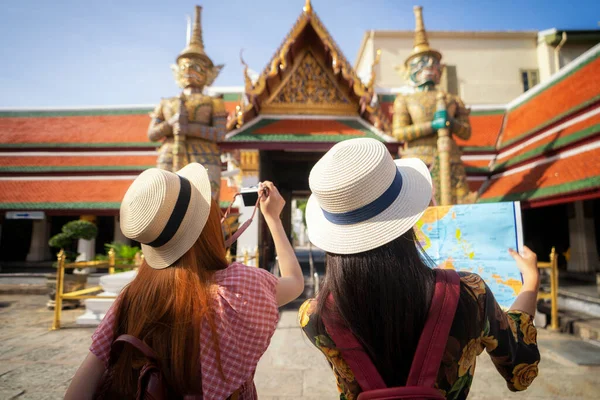 Två Asiatiska Flickvänner Reser Och Kontrollera Plats Med Karta Grand — Stockfoto