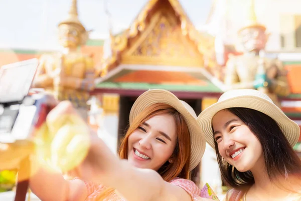 Zwei Asiatische Freundinnen Auf Reisen Und Überprüfen Die Lage Anhand — Stockfoto