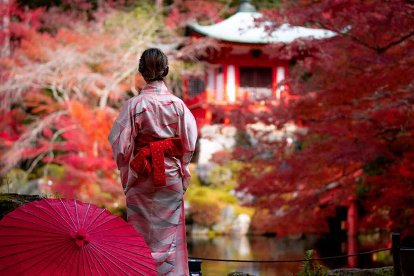 교토에서 전통적 기모노를 단풍나무 사원에 일본인 여행자 일본의 — 스톡 사진
