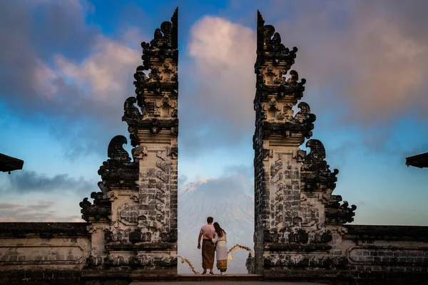 Gelukkig Jong Paar Verblijf Tempel Poorten Van Hemel Vasthouden — Stockfoto