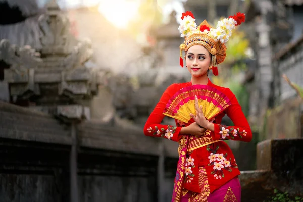 インドネシアのバリ寺院で伝統的な衣装のダンスを持つインドネシアの女の子 — ストック写真