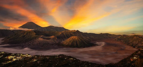 布罗莫火山是一座活火山 是印度尼西亚东爪哇腾格地块的一部分 — 图库照片