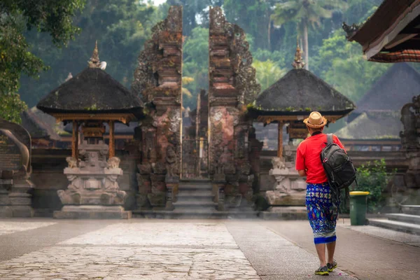 一名旅客在印度尼西亚巴厘的Tirta Empul印度教圣殿的圣泉中旅行 — 图库照片