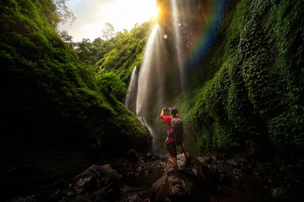 Aziatisch Reiziger Nemen Foto Madakaripura Waterval Indonesi — Stockfoto