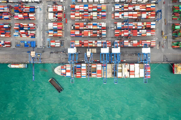 로지스틱 항구에 수송선과 컨테이너 보트의 — 스톡 사진