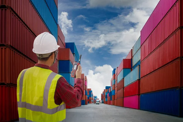 Stapel Von Containerkartons Transporthafen Mit Arbeiterkontrolle Und Blauem Himmel Für — Stockfoto