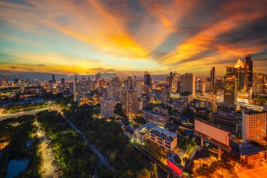 Bangkok 'ta gece gündüz manzara değişimi, gün batımında çatı katındaki bardan fotoğraf çekme, bu görüntü Bangkok, Tayland ve Seyahat konsepti için kullanılabilir..