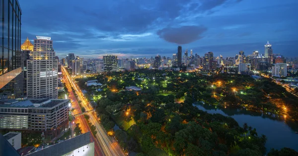 日落时带绿区 商业中心区的曼谷酒店顶楼酒吧观景 — 图库照片