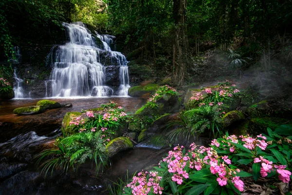 Osett Man Daeng Vatten Faller Phuhinrongkla Park Nära Phu Thapboek — Stockfoto