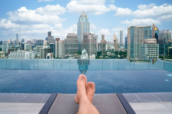 Homem Relaxar Dormir Piscina Último Piso Hotel Com Fundo Cidade — Fotografia de Stock