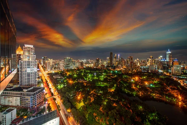 日落时带绿区 商业中心区的曼谷酒店顶楼酒吧观景 — 图库照片