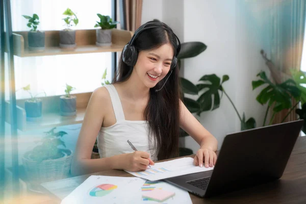 Mulher Asiática Conversando Com Outros Membros Reunião Por Computador Desktop — Fotografia de Stock