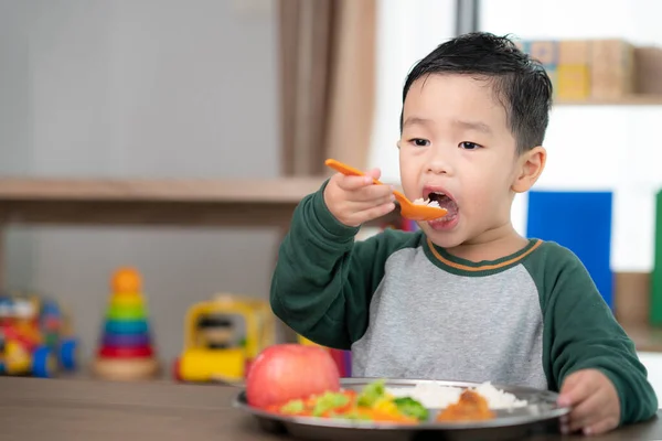 Asijský Student Oběd Učebně Podnosu Připraveného Jeho Školkou Tento Obrázek — Stock fotografie