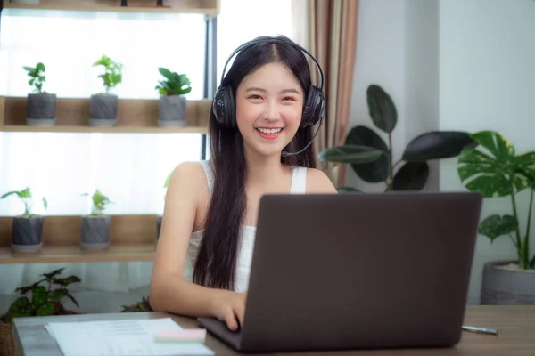 Aziatische Vrouw Praten Met Andere Leden Van Vergadering Door Computer — Stockfoto