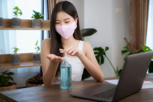 Asiático Señora Uso Mascarilla Limpieza Mano Por Alcohol Gel Para —  Fotos de Stock