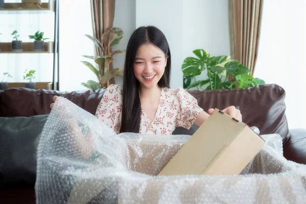 Азійська Жінка Розпаковує Упаковку Після Онлайн Шопінгу Магазину Знижок Зображення — стокове фото