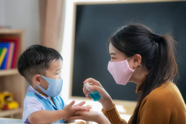 Asian Teacher Use Bottle Spray Spray Alcohol Liquid Hands Her — Stock Photo, Image