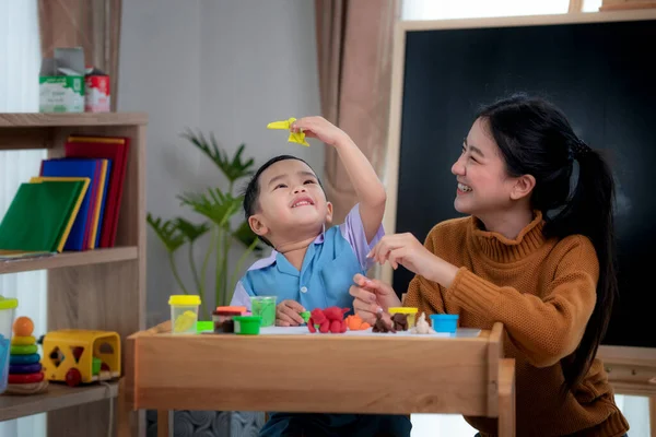 アジアの子供と彼の先生は 就学前の教室に集まり この画像は芸術 学校の概念に使用することができます — ストック写真