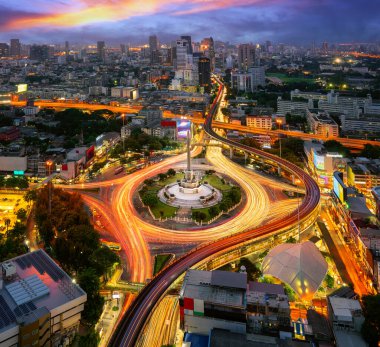 Bangkok 'ta gün batımı ve inşaat geçmişi olan Tayland' daki zafer anıtı, Bangkok 'taki otelin çatısından görüş açısı.